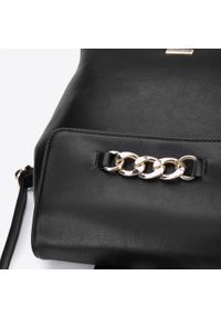 Wittchen - Damski plecak z łańcuchem na klapie. Kolor: czarny. Materiał: skóra ekologiczna. Wzór: aplikacja. Styl: klasyczny, elegancki #3