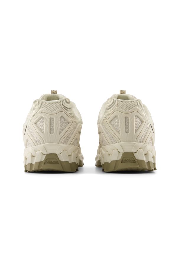 Buty męskie New Balance ML610DG – beżowe. Okazja: na co dzień. Kolor: beżowy. Materiał: materiał, syntetyk, guma. Wzór: nadruk. Sezon: lato