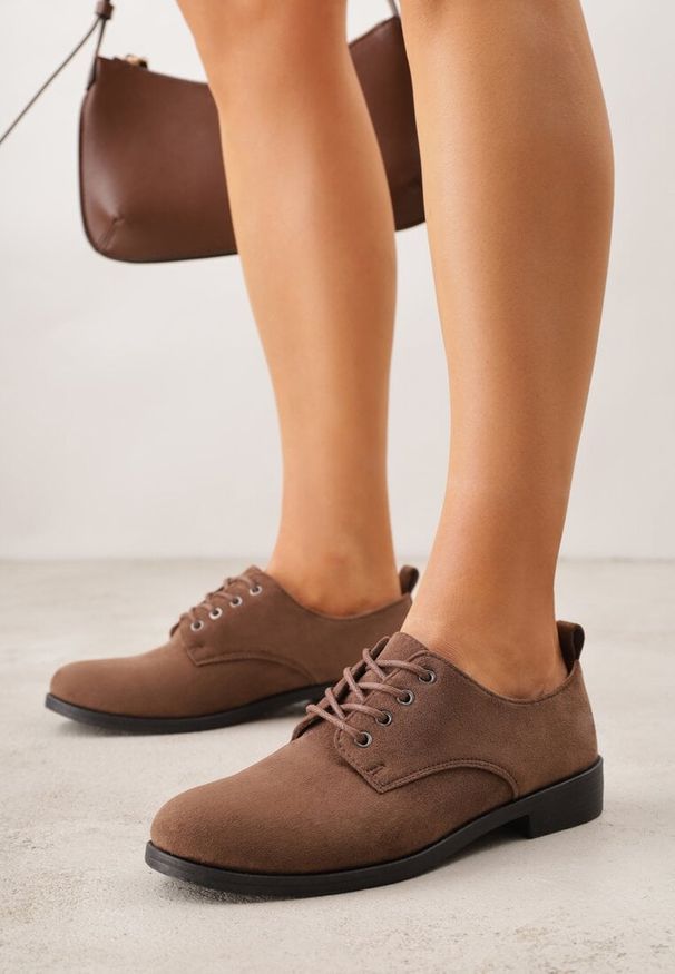 Renee - Brązowe Lakierowane Półbuty Oksfordki Sznurowane na Rzemyki Zatella. Okazja: do pracy. Zapięcie: sznurówki. Kolor: brązowy. Materiał: lakier. Styl: elegancki, klasyczny