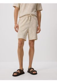 Reserved - Strukturalne szorty regular - beżowy. Kolor: beżowy. Materiał: dzianina, bawełna