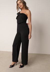 Born2be - Czarny Asymetryczny Elegancki Kombinezon VICES Ozdobiony Supłem Aigariope. Kolor: czarny. Długość: krótkie. Wzór: aplikacja. Styl: elegancki #8