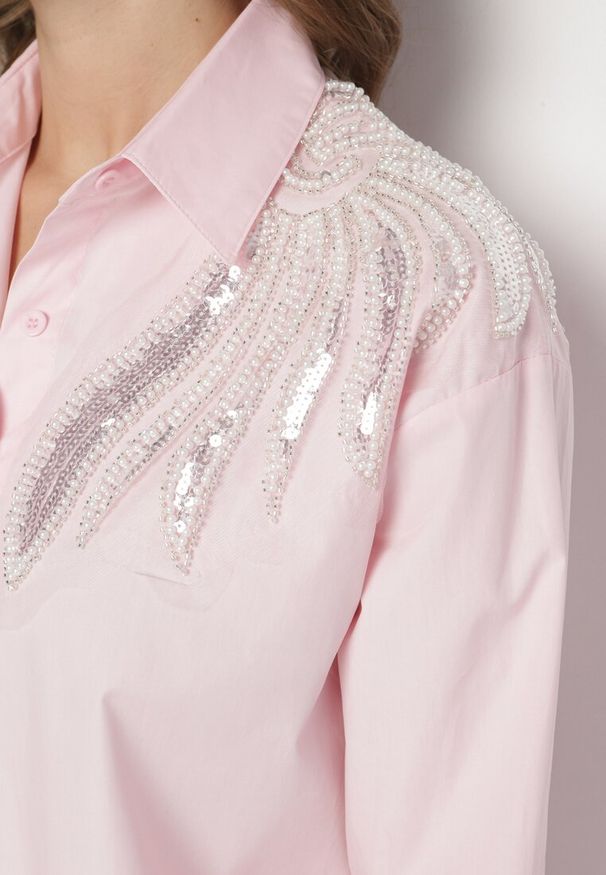 Born2be - Różowa Koszula z Bawełny Ozdobiona Cekinami Nalaniriel. Okazja: na co dzień. Typ kołnierza: dekolt w kształcie V, kołnierzyk klasyczny. Kolor: różowy. Materiał: bawełna. Długość rękawa: długi rękaw. Długość: długie. Wzór: aplikacja. Styl: casual, klasyczny