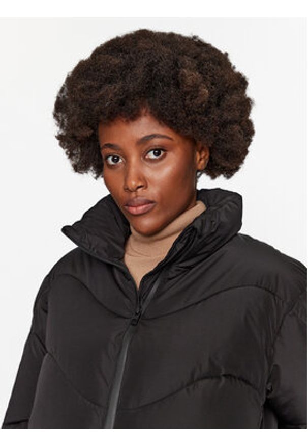 Vero Moda Kurtka zimowa 10290471 Czarny Regular Fit. Kolor: czarny. Materiał: syntetyk. Sezon: zima