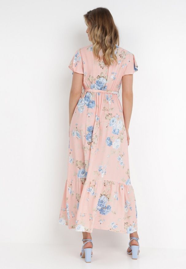 Born2be - Jasnoróżowa Kopertowa Sukienka w Kwiatowy Wzór z Paskiem i Falbanką Thellippe. Typ kołnierza: dekolt kopertowy, dekolt w kształcie V. Kolor: różowy. Wzór: kwiaty. Typ sukienki: kopertowe. Materiał: tkanina. Długość rękawa: krótki rękaw. Sezon: lato. Styl: elegancki. Długość: maxi