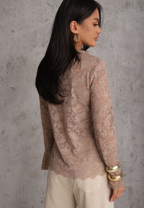 Renee - Brązowa Bluzka z Koronki Ozdobiona Rozkloszowanymi Rękawami i Falbanką na Dole Sanovia. Okazja: na co dzień. Kolor: brązowy. Materiał: koronka. Wzór: aplikacja, koronka. Styl: casual, elegancki