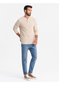 Ombre Clothing - Męskie jeansowe spodnie CARROT FIT z delikatnymi przetarciami – niebieskie V1. Okazja: na co dzień. Kolor: niebieski. Materiał: jeans. Wzór: aplikacja. Styl: casual #8