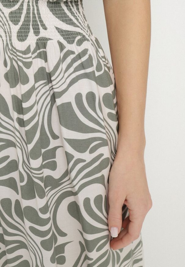 Born2be - Biało-Zielona Sukienka o Kopertowym Fasonie z Falbanką w Kwiatowy Wzór Flormoi. Okazja: na co dzień. Typ kołnierza: dekolt kopertowy, kołnierz z falbankami. Kolor: zielony. Materiał: jeans, materiał. Wzór: kwiaty. Sezon: lato, wiosna. Typ sukienki: kopertowe. Styl: klasyczny, casual