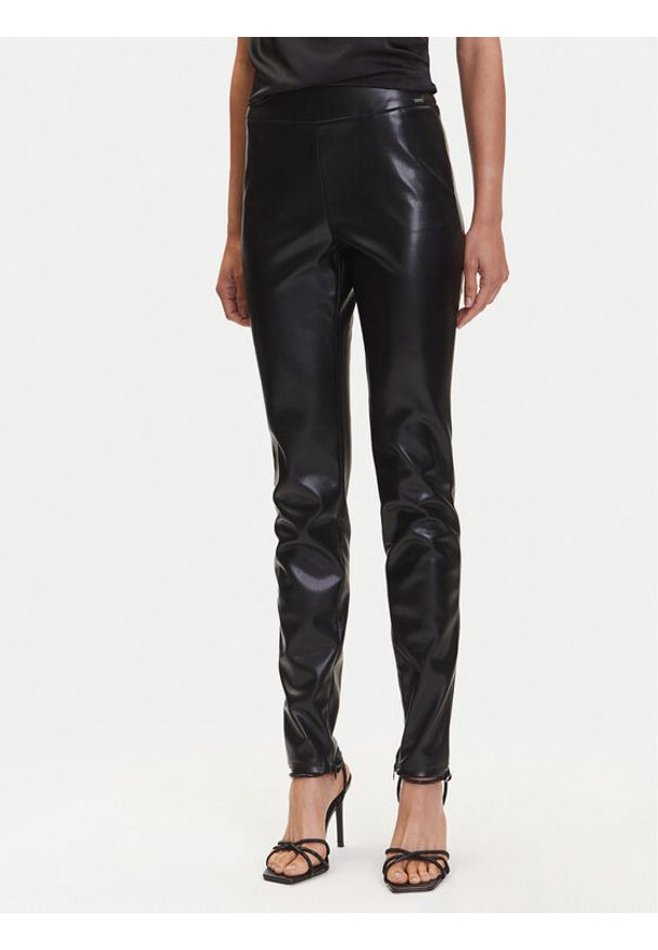 Guess Spodnie z imitacji skóry New Prescilla Regular W4BB18 WGIK0 Czarny Slim Fit. Kolor: czarny. Materiał: skóra