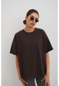 Marsala - Tshirt oversize z nadrukiem w kolorze BROWN - BOSTON-UNI. Materiał: bawełna, elastan. Wzór: nadruk. Styl: elegancki, klasyczny