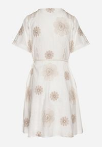 Born2be - Biała Sukienka w Stylu Boho w Haftowane Kwiaty ze Sznurkiem Evionis. Okazja: na co dzień. Typ kołnierza: dekolt w serek. Kolor: biały. Wzór: kwiaty, haft. Styl: boho #7