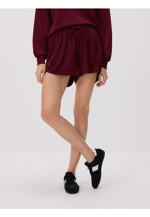 Reserved - Gładkie szorty z modalem - bordowy. Kolor: czerwony. Materiał: tkanina. Wzór: gładki