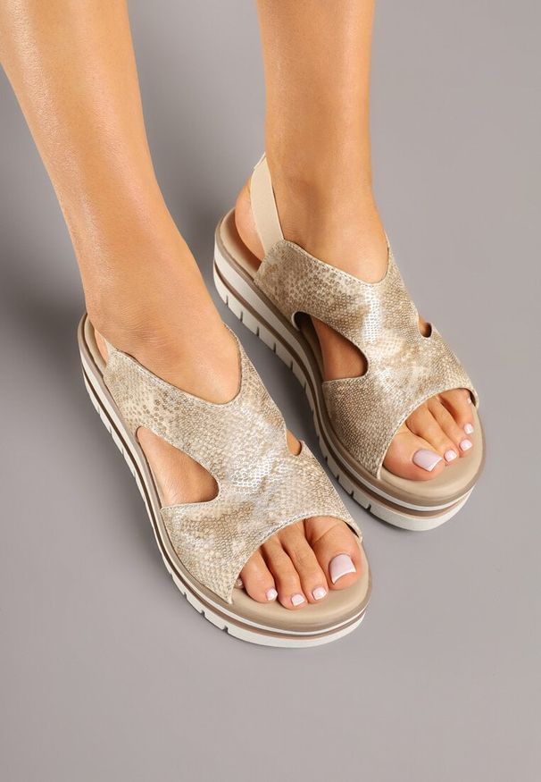 Born2be - Beżowe Sandały na Grubej Podeszwie z Tłoczoną Cholewką Mevincia. Okazja: na co dzień. Kolor: beżowy. Styl: casual, elegancki, klasyczny