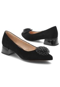 Czółenka damskie S.Barski, cholewka ze skóry naturalnej zamszowej wsuwany fason zabudowany przód, czarne, CR61-3029. Okazja: na spotkanie biznesowe. Kolor: czarny. Materiał: skóra, zamsz. Szerokość cholewki: normalna. Wzór: aplikacja. Obcas: na obcasie. Styl: elegancki, biznesowy. Wysokość obcasa: średni #4