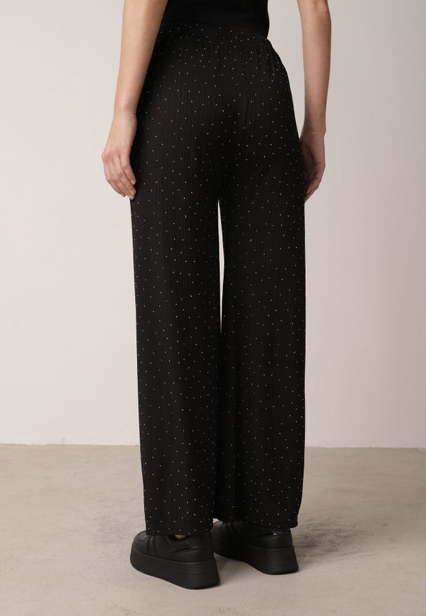 Born2be - Czarne Szerokie Spodnie z Bawełną Zdobione Cyrkoniami Azilene. Okazja: na co dzień. Stan: podwyższony. Kolor: czarny. Materiał: bawełna. Wzór: aplikacja. Styl: klasyczny, casual