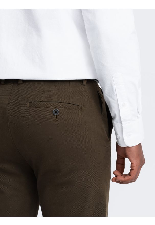 Ombre Clothing - Spodnie męskie chino SLIM FIT z delikatną teksturą - ciemnooliwkowe V4 OM-PACP-0190 - XXL. Kolor: oliwkowy. Materiał: materiał, bawełna