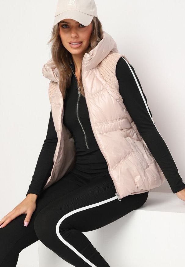 Born2be - Jasnobeżowa Pikowana Kamizelka z Kapturem i Ściągaczami Timorae. Okazja: na spacer. Typ kołnierza: kaptur. Kolor: beżowy. Materiał: jeans