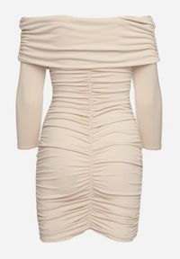 Born2be - Beżowa Dopasowana Sukienka Hiszpanka z Marszczeniami Ailisma. Typ kołnierza: dekolt hiszpanka. Kolor: beżowy. Styl: elegancki #5