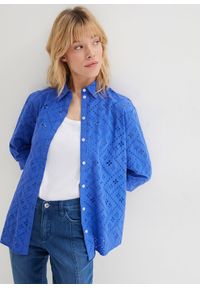 bonprix - Bluzka koszulowa w ażurowy haft. Kolor: niebieski. Wzór: ażurowy, haft