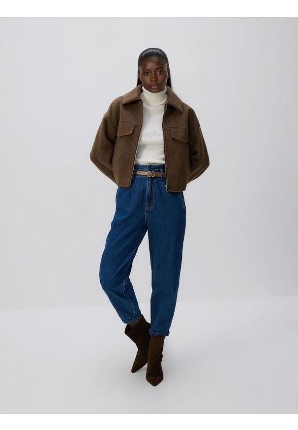 Reserved - Jeansy paperbag z paskiem - granatowy. Kolor: niebieski