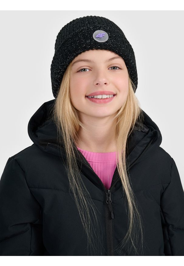 4f - 4F Czapka beanie odblaskowa dziewczęca - czarna Uniwersalny. Kolor: czarny. Materiał: syntetyk, materiał. Sezon: zima. Styl: casual, młodzieżowy, klasyczny