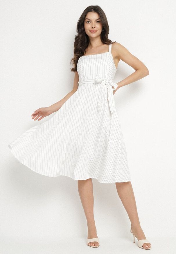 Born2be - Biała Sukienka z Wiskozą ze Wzorem Pasków Dolereia. Okazja: na co dzień. Kolor: biały. Materiał: wiskoza. Długość rękawa: na ramiączkach. Styl: klasyczny, casual. Długość: midi