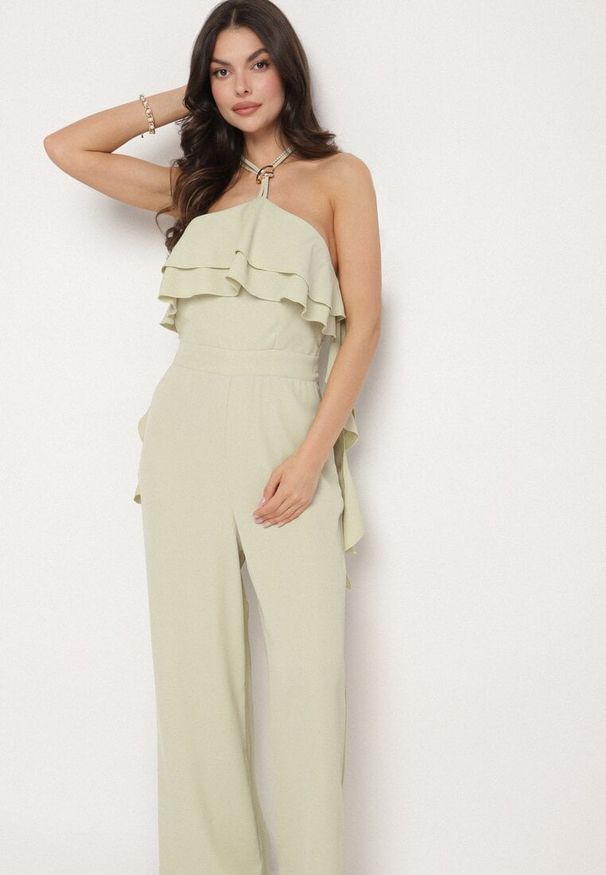 Born2be - Zielony Kombinezon Wiązany na Szyi z Metaliczną Ozdobą Tilindra. Kolor: zielony. Długość: długie. Wzór: aplikacja. Styl: klasyczny, elegancki