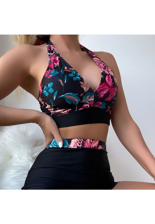 Intica - Strój kąpielowy z szortami na plażę i basen Coby. Kolor: wielokolorowy. Materiał: materiał