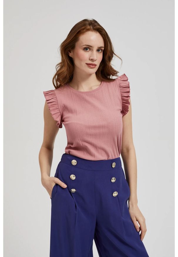 MOODO - Prążkowana bluzka z falbaną na ramionach różowa. Kolor: różowy. Materiał: prążkowany