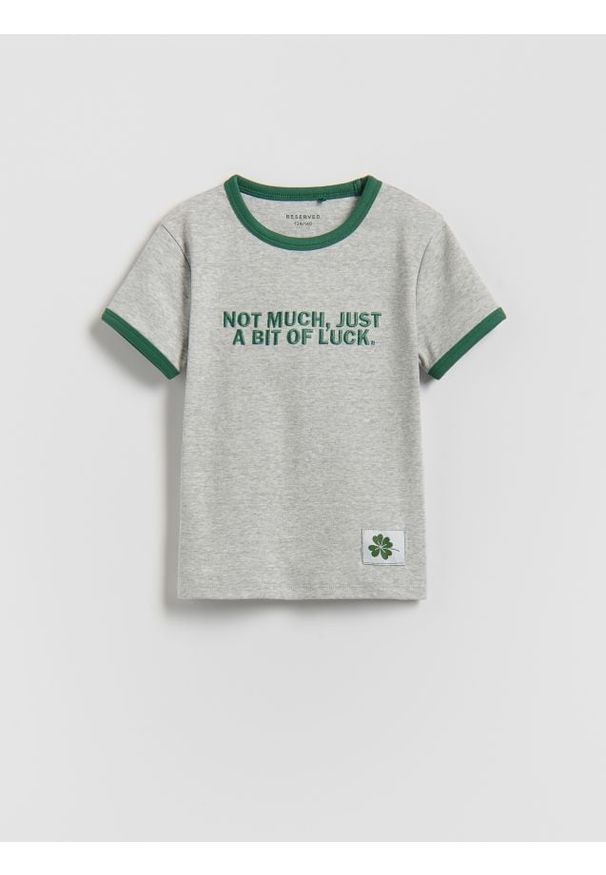 Reserved - T-shirt z haftowanym napisem - jasnoszary. Kolor: szary. Materiał: bawełna. Wzór: napisy, haft