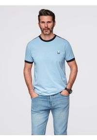 Ombre Clothing - Męski t-shirt z kontrastowymi lampasami – jasnoniebieski V3 - Rozmiar: XL. Okazja: na co dzień. Kolor: niebieski. Materiał: materiał, jersey, poliester, bawełna. Wzór: melanż, aplikacja. Styl: klasyczny, sportowy, casual