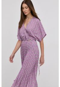 Nissa sukienka kolor fioletowy midi rozkloszowana. Kolor: fioletowy. Materiał: tkanina. Długość rękawa: krótki rękaw. Typ sukienki: rozkloszowane, plisowane. Długość: midi