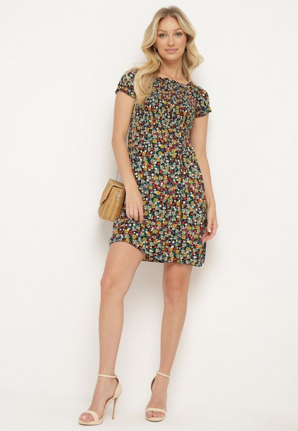 Born2be - Czarno-Zielona Wiskozowa Sukienka w Kwiaty Typu Hiszpanka z Gumką w Talii Revemia. Typ kołnierza: dekolt hiszpanka. Kolor: czarny. Materiał: wiskoza. Wzór: kwiaty. Sezon: wiosna. Typ sukienki: z odkrytymi ramionami