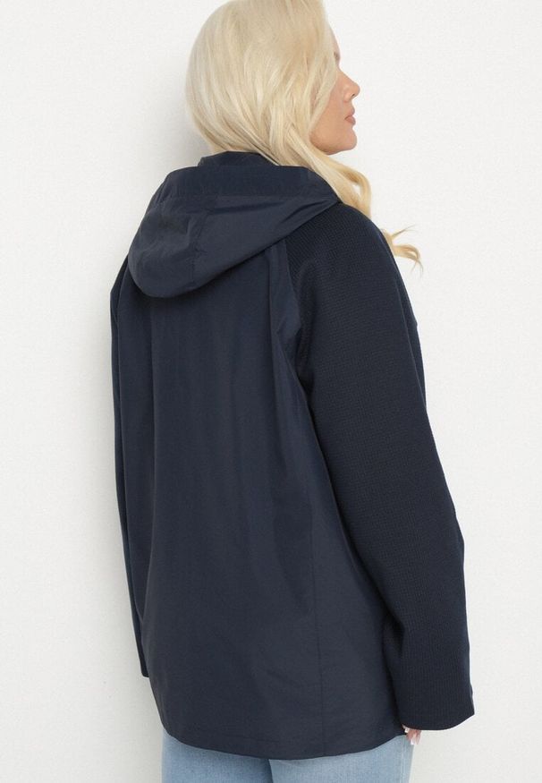 Born2be - Granatowa Kurtka Wiatrówka z Odpinanym Kapturem i Ściągaczami Arseli. Okazja: na co dzień, na spacer. Kolekcja: plus size. Kolor: niebieski. Materiał: jeans. Styl: casual, elegancki