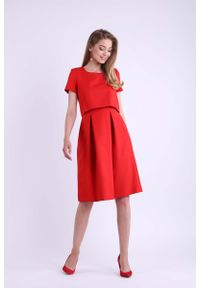 Nommo - Czerwona Wizytowa Rozkloszowana Sukienka z Nakładką. Kolor: czerwony. Materiał: poliester, wiskoza. Styl: wizytowy #1