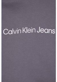 Calvin Klein Jeans Bluza bawełniana damska kolor szary z kapturem z nadrukiem. Okazja: na co dzień. Typ kołnierza: kaptur. Kolor: szary. Materiał: bawełna. Długość rękawa: długi rękaw. Długość: długie. Wzór: nadruk. Styl: casual #2