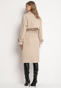 Born2be - Beżowy Płaszcz w Stylu Trencza Ozdobiony Paskiem z Klamrą Ninellira. Kolor: beżowy. Materiał: jeans. Długość rękawa: długi rękaw. Długość: długie. Wzór: aplikacja. Styl: klasyczny, elegancki #2