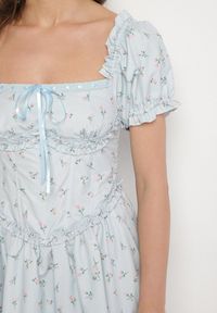 Born2be - Niebieska Sukienka Vices z Bufkami Falbankami i Wiązaniem w Kwiaty Tolalira. Okazja: na co dzień. Typ kołnierza: kołnierz z falbankami. Kolor: niebieski. Materiał: skóra. Wzór: kwiaty. Styl: klasyczny, casual, elegancki #3