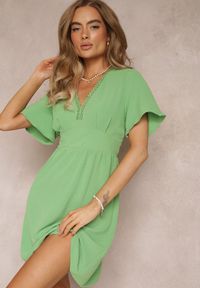 Renee - Zielona Sukienka Mini z Gumkami w Pasie i Koronkowym Dekoltem Azriele. Kolor: zielony. Materiał: koronka. Styl: boho. Długość: mini #4