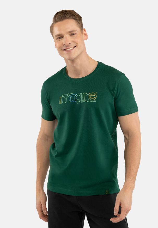 Volcano - T-shirt z napisem T-IMAGINE. Okazja: na co dzień. Kolor: zielony. Materiał: tkanina, materiał, bawełna. Długość rękawa: krótki rękaw. Długość: krótkie. Wzór: napisy. Styl: casual