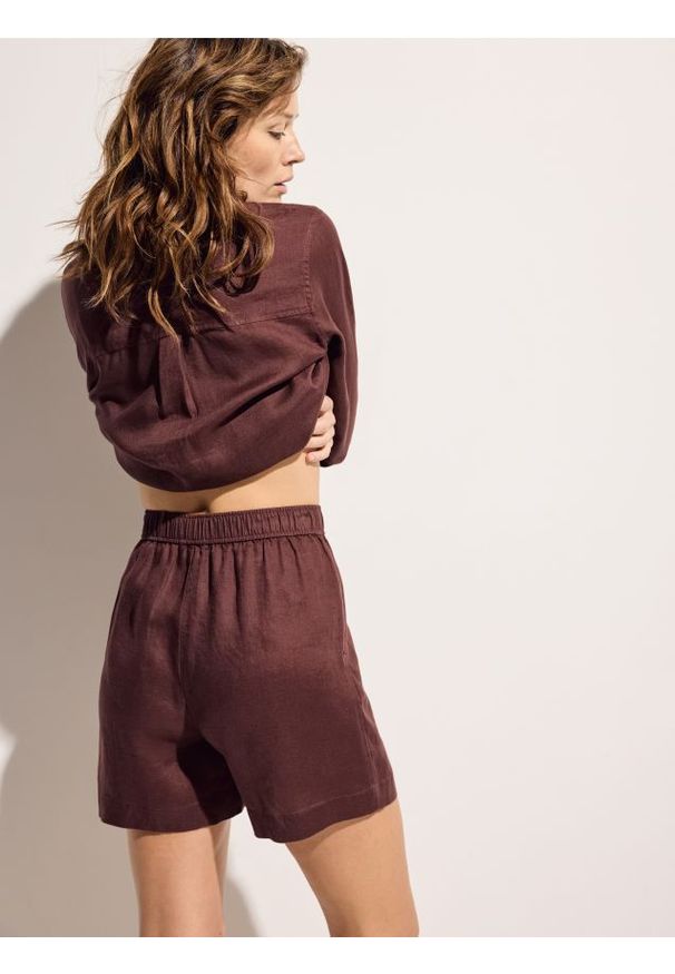 Reserved - Lniane szorty - ciemnobrązowy. Kolor: brązowy. Materiał: len