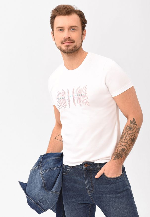 Volcano - T-shirt z nadrukiem T-FLUX. Okazja: na co dzień. Materiał: jeans, włókno, dresówka, bawełna, materiał. Długość rękawa: krótki rękaw. Długość: krótkie. Wzór: nadruk. Styl: klasyczny, casual