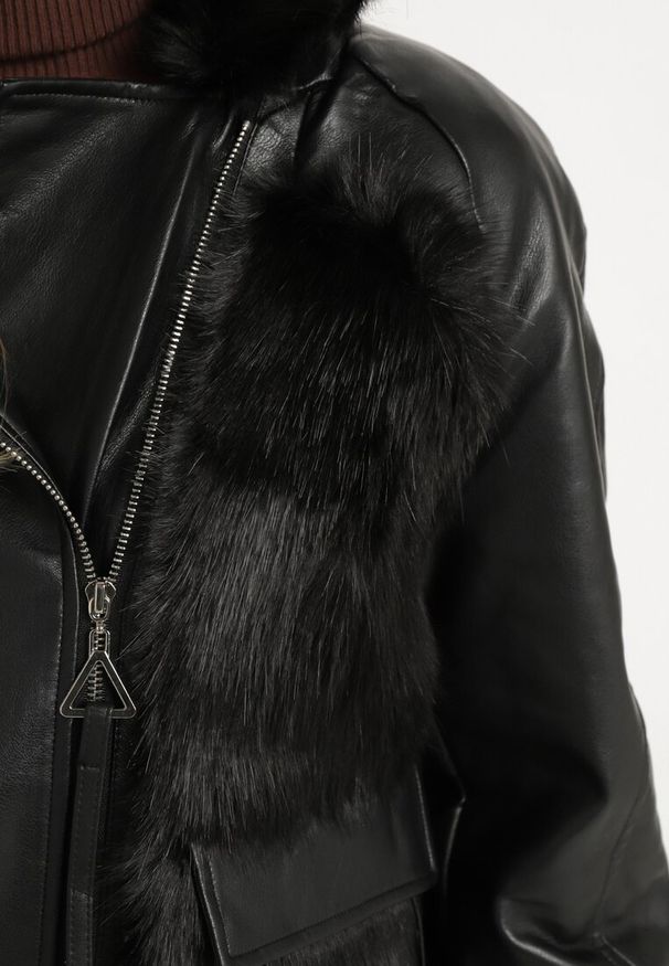 Born2be - Czarna Kurtka z Imitacji Skóry Ozdobiona Futerkiem Coumballe. Kolor: czarny. Materiał: skóra, futro. Wzór: aplikacja