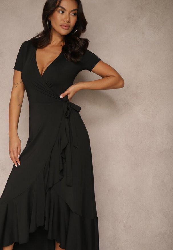 Renee - Czarna Sukienka o Kopertowym Fasonie z Falbankami Zleffia. Okazja: na co dzień, na imprezę. Typ kołnierza: kołnierz z falbankami. Kolor: czarny. Długość rękawa: krótki rękaw. Sezon: lato. Typ sukienki: kopertowe. Styl: casual, elegancki