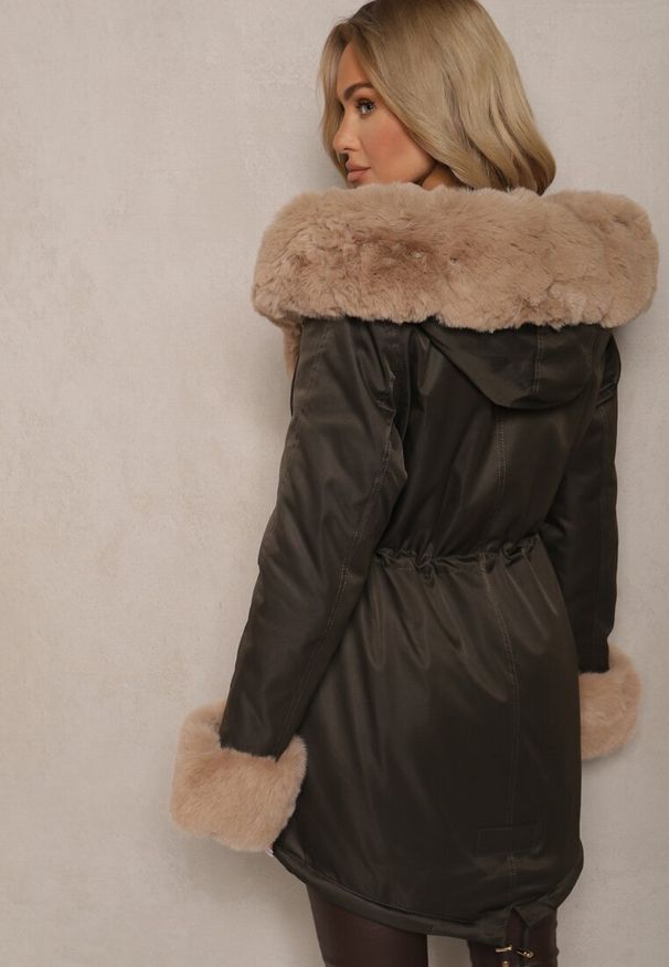 Renee - Zielono-Beżowa Kurtka Typu Parka z Kapturem Zdobiona Futerkiem z Możliwością Odpięcia Valinora. Okazja: na co dzień, na spacer, na imprezę. Typ kołnierza: kaptur. Kolor: zielony. Materiał: futro. Wzór: aplikacja. Styl: elegancki, sportowy, casual