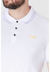 Guess - GUESS Biała męska koszulka polo z wyszywanym logo, Rozmiar S. Typ kołnierza: polo. Kolor: biały. Materiał: prążkowany. Długość rękawa: krótki rękaw. Wzór: aplikacja #4