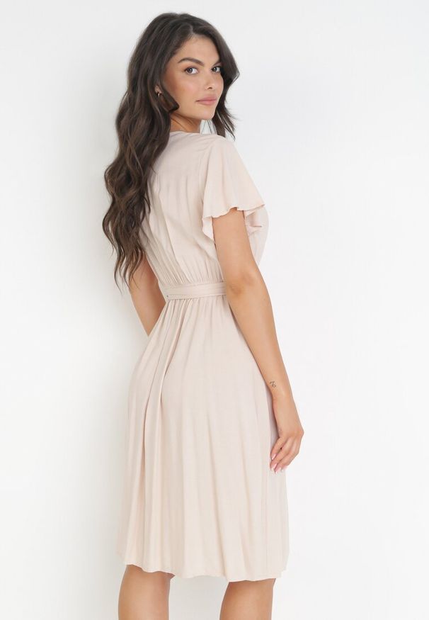 Born2be - Beżowa Sukienka z Wiskozy i Wiązanym Paskiem Gariela. Kolor: beżowy. Materiał: wiskoza. Typ sukienki: kopertowe