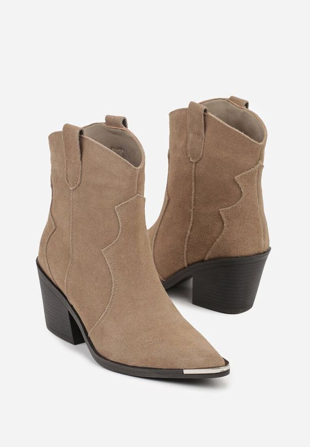 Born2be - Ciemnobeżowe Botki Kowbojki ze Skóry Naturalnej Zdobione Metalicznym Noskiem Saberra. Okazja: na co dzień. Kolor: beżowy. Materiał: skóra. Szerokość cholewki: normalna. Wzór: aplikacja. Obcas: na obcasie. Styl: casual, elegancki, klasyczny. Wysokość obcasa: średni