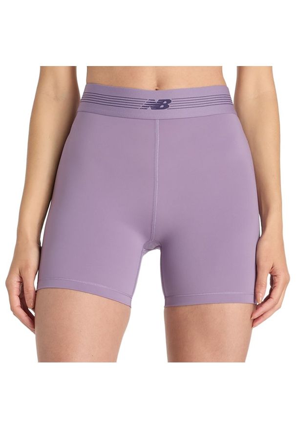 Spodenki damskie New Balance WB61E4GEAA5 - fioletowe. Stan: podwyższony. Kolor: fioletowy. Materiał: poliester, materiał, lycra. Długość: krótkie. Sport: fitness