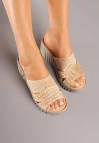 Renee - Ciemnobeżowe Klapki Vices na Koturnie Ozdobione Perforacją Sarasea. Okazja: na co dzień. Kolor: beżowy. Wzór: aplikacja. Sezon: lato. Obcas: na koturnie. Styl: casual #4