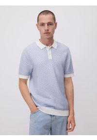 Reserved - Sweter polo ze strukturalnej dzianiny - jasnoniebieski. Typ kołnierza: polo. Kolor: niebieski. Materiał: dzianina